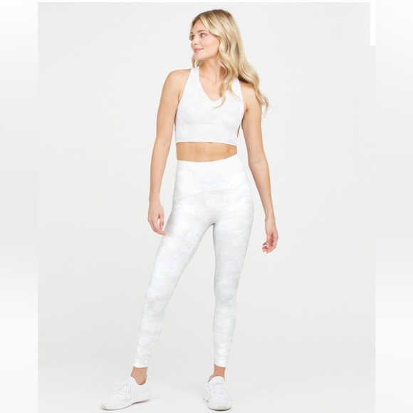 SPANX Pants - SPANX White Camo Booty Boost Active Printed 7/8 Leggings Size Medium NWT